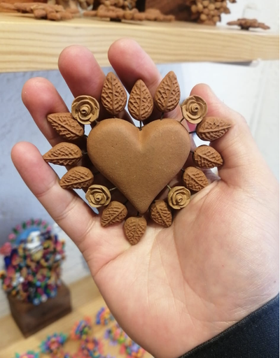 Colgante de barro natural corazón